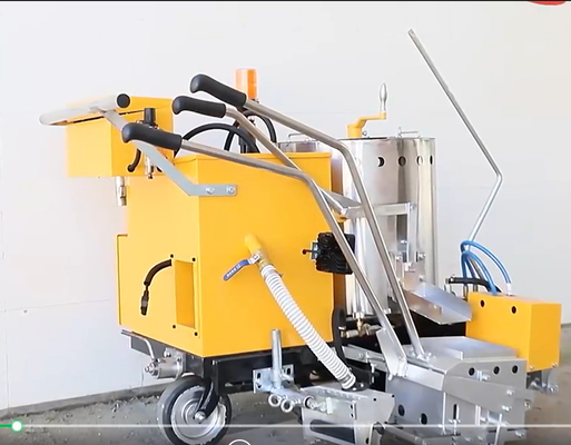 Durable Self-Propelled Thermoplastic Road Marking Machine with Oscillator Weight of 260kg